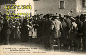 Vanvillé (Seine-et-Marne) - Inauguration du Monument du Capitaine Aviateur Camine – Remise d&rsquo;un Bouquet au Colonel Hirschauer à son arrivée à Vanvillé