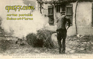 Varreddes (Seine-et-Marne) - La Grande Guerre1914-15 – Le lendemain de la bataille de la Marne – Paysan brûlant un cadavre de cheval, dans la cour d&rsquo;une ferme à Varreddes