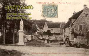 Verdelot (Seine-et-Marne) - Place du  Prieuré