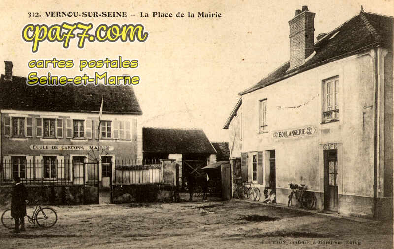 Vernou La Celle Sur Seine (Seine-et-Marne) - La Place de la Mairie