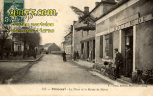 Villecerf (Seine-et-Marne) - La Place et la Route de Moret