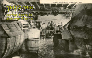 Villiers Sur Morin (Seine-et-Marne) - Atelier de rivière – Sciage des Peaux