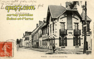 Voulx (Seine-et-Marne) - Un côté de la Grande-Rue